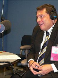 Jiří Paroubek u mikrofonu Radiožurnálu