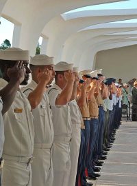 Slavnostním obřad k 64. výročí útoku na Pearl Harbor v Arizona Memorial, vztyčeném nad potopenou lodí