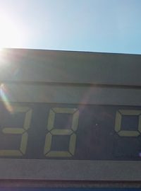 teploměr ukazuje 38 stupňů