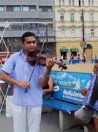 hudebníci souboru Čhinger phager u lavičky Radiožurnálu v Praze na Florenci
