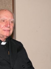 Kardinál Špidlík ve studiu Radia Vaticana