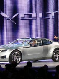 Viceprezident vývoje General Motors, Bob Lutz, představuje Chevrolet Volt