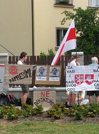 Shromáždění  před běloruskou ambasádou v Praze