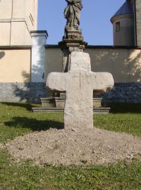 Zrestaurovaný Smírčí kříž před kostelem se na místo vrátil díky usilí profesora Vladimíra Preclíka