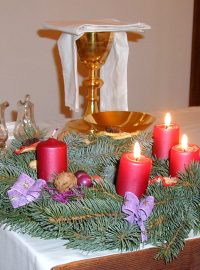 Adventní věnec na oltáři