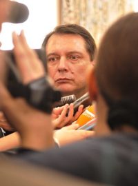 Jiří Paroubek (ČSSD) v obležení novinářů