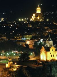 Historii tu vidíme ze všech stran ( mezi kostely ve Tbilisi )