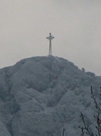Ocelový kříž na hoře Giewont v Polsku