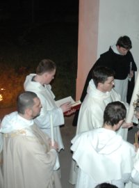 Průvod s velikonoční svící zapálenou od ohně na počátku vigilie Velké noci