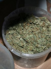 Zabavené peníze a marihuana