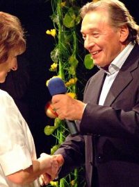 Karel Gott přijímá gratulaci