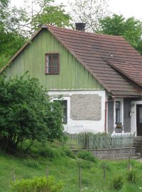 Jedna z chalup ve Vlčkově připomínající architekturu Vysočiny