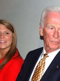 Americký astronaut Eugene Cernan a jeho vnučka  Ashley Woolie