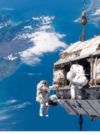 Astronauti při jednom z výstupů