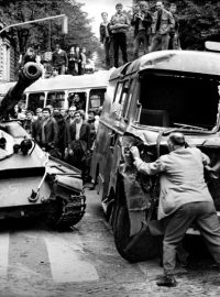 Fotografie z výstavy &quot;1945 Osvobození...1968 Okupace / Sovětská vojska v Československu&quot;, kterou 5. 8. 2008 otevřel Pražský dům fotografie, Autor snímku: Bohumil Dobrovolský