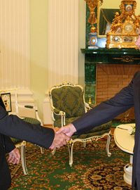 Dmitrij Medveděv a Nicolas Sarkosy