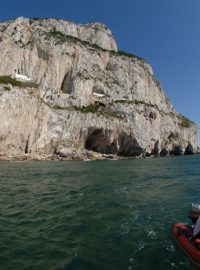 Gibraltarské jeskyně Gorham (vlevo) a Vanguard (vpravo), kde před 32 tisíci lety žili jedni z posledních evropských neandrtálců.