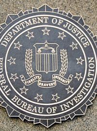 Pečeť na zdi budovy FBI ve Washingtonu