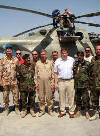 Čeští a afghánští vojáci při návštěvě velvyslance České republiky v Afghánistánu Jiřího Nekvasila