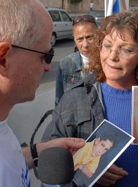 Noam Šalit s fotkou oběti palestinských teroristů