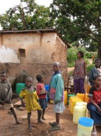 Ženy a děti u studny v africkém Kongu