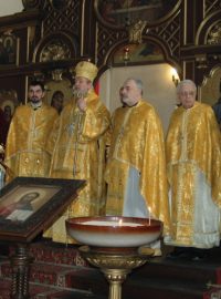 Pravoslavní duchovní přítomní na svěcení otce Andreje, pravoslavného kněze z Rumunska