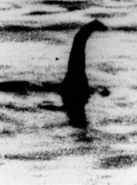 První slavná fotografie příšery z jezera Loch Ness