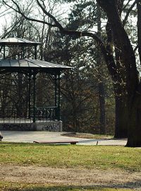 Vyvýšené prostranství okolo altánu s výhledem na park