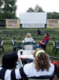 Chrudimským nezbyde než do letního kina vyrazit do Pardubic