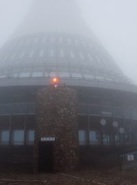 To co zdola vypadalo jako bílá mlha bylo nahoře šedou tmou, ve které nemohl vrtulník operovat