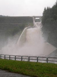 Odpouštění vody z Římovské přehrady na řece Malši