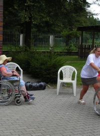 Terapie tancem v kladenském Domově seniorů