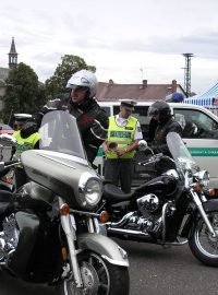 Policisté kontrolují motorkáře