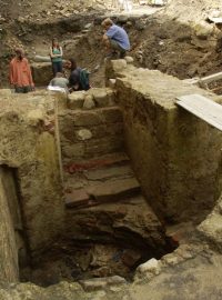 Archeologické výzkumy na děčínském zámku - v popředí základy zbořené věže