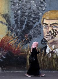 Graffiti v Gaze se zobrazením amerického prezidenta Donalda Trumpa se stopou na jeho tváři v reakci na konferenci o pomoci Palestincům v Bahrajnu