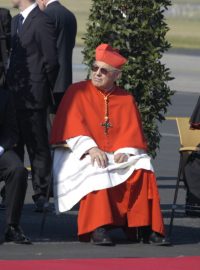 Kardinál Miloslav Vlk při příletu papež Benedikta XVI. do Prahy