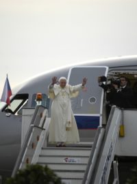 Papež Benedikt XVI. se ve dveřích letadla loučí s Českou republikou