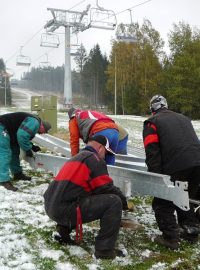 Montáž pojízdného koberce ve Skiareálu Lipno