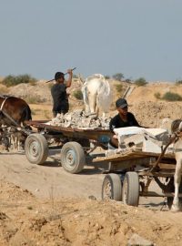 Palestinci odvážejí beton