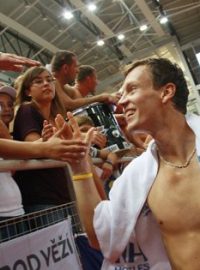 Tomář Berdych zdraví fanoušky.
