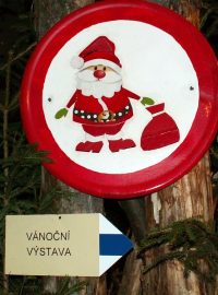 Před vchodem do expozice, zákaz vstupu Santa Clausovi