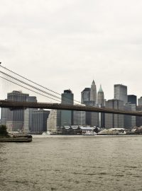 Pohled na Manhattan přes Brooklynský most