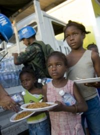 Haiti: Vojáci Spojených národů rozdávají jídlo.