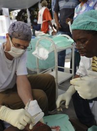Lékaři bez hranic pokračují v poskytování zdravotnické pomoci obětem zemětřesení na Haiti ve svých zdravotnických zařízeních.