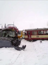 Nehoda osobního vlaku s kamionem na železničním přejezdu v Kolíně.