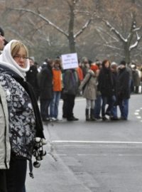 Drážďany. Lidé vytvořili na protest řetěz.