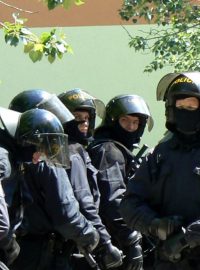 Policejní těžkooděnci (ilustr. obr.)