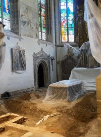 Příprava na nový oltář v kostele svatého Bartoloměje v Pardubicích