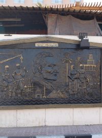 Plastika s prezidentem Mubarakem v ulici egyptského města
