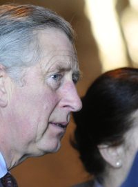 Princ Charles poslouchající.